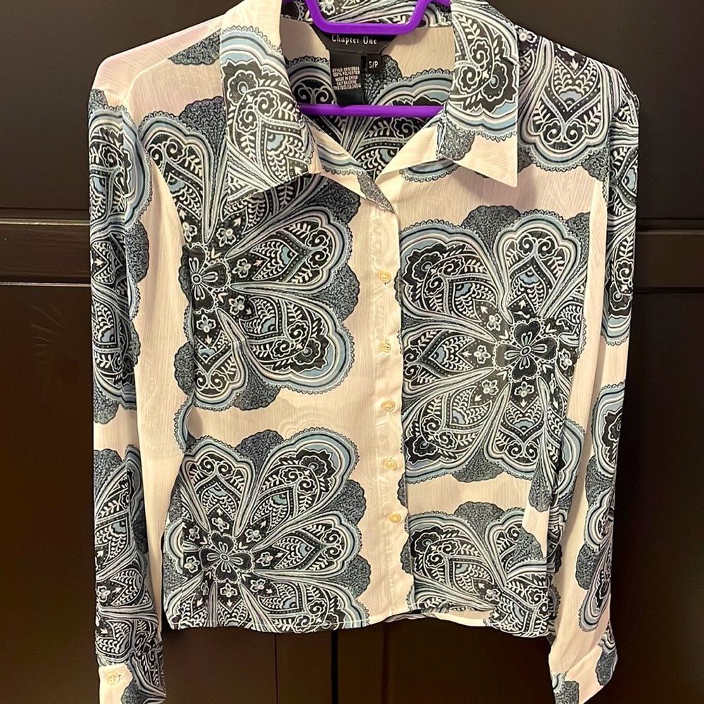 NWOT womens chapter one brand long sleeve blouse. Size small. Sheer fabric.
